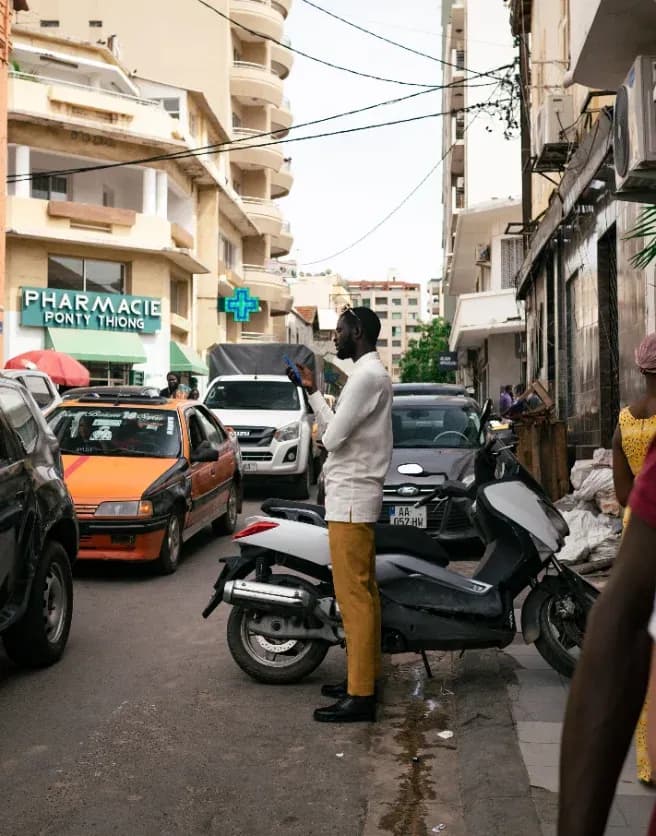 Rue commerçante animée dans un quartier
