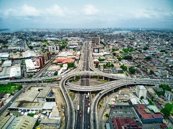 Rue commerçante à Abidjan, Côte d'Ivoire